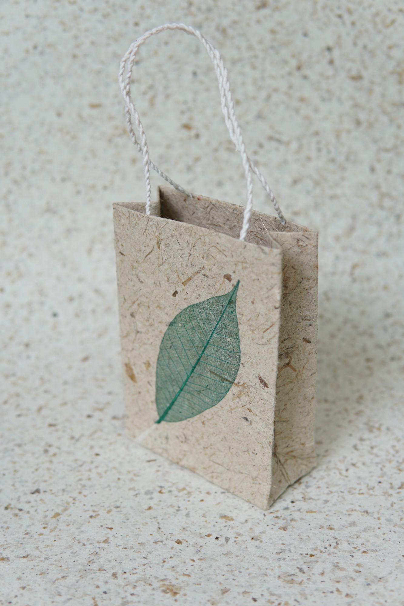 Tasche aus handgeschöpftem Papier, grün, H 16 cm, B 11,5 cm, L 5 cm günstig bestellen
