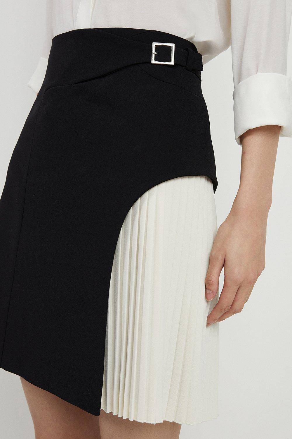 KarenMillen Mini-jupe Plissée Ajustée avec Détail Boucle