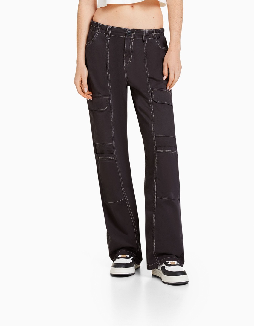 Calça cargo de algodão de cintura baixa com costura contrastante.