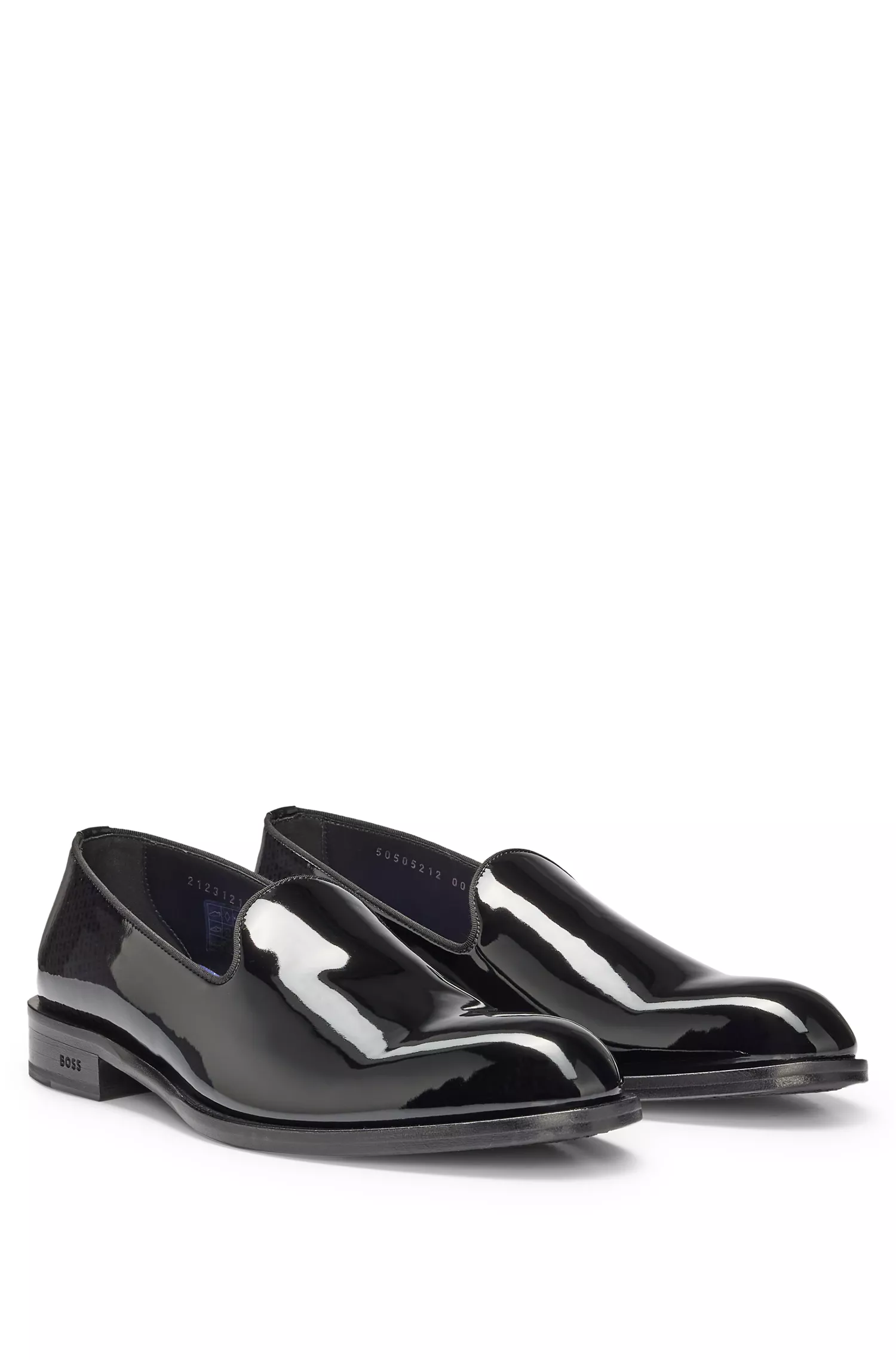 Mocassins BOSS pretos, fabricados na Itália, em couro com detalhes de monograma degradê.