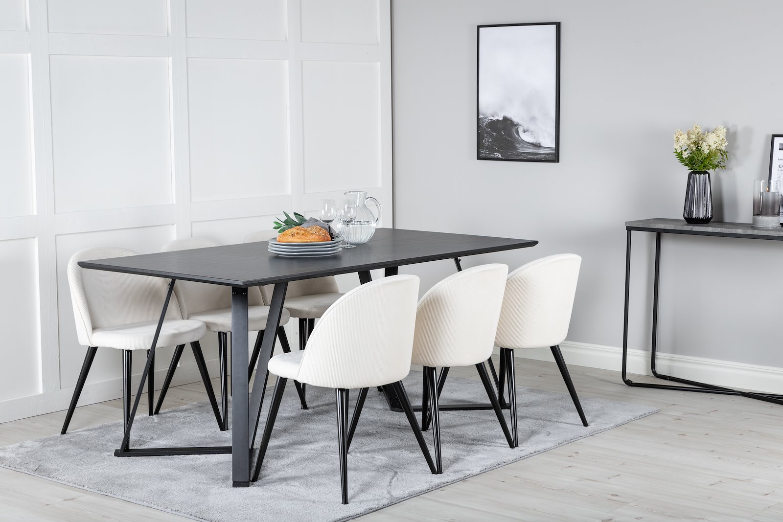 Marina og Velvet Spisegruppe Marina spisebord i sort med 6 stk. Velvet spisestoler i Krem kordfløyel og sorte ben.