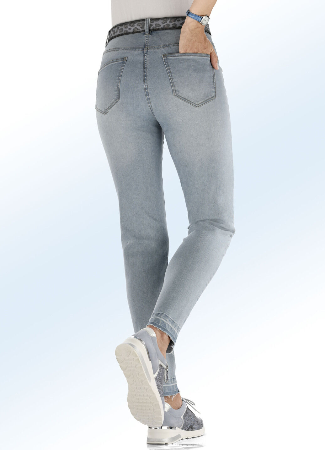 Knöchellange Jeans mit modischer Saumfärbung