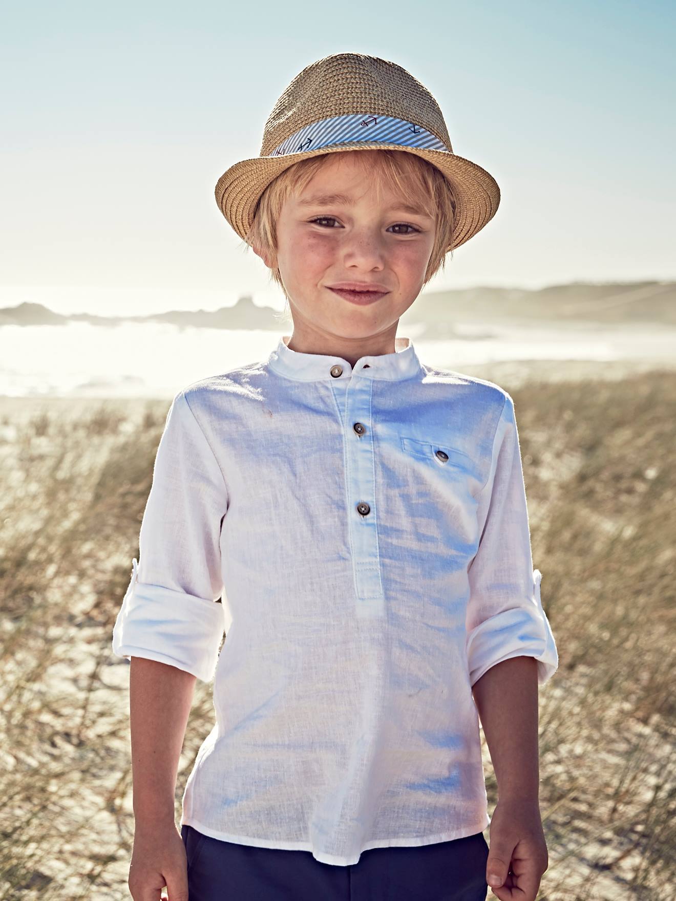 Camisa infantil de linho/algodão com gola mandarim, mangas compridas, cor azul-marinho lisa.