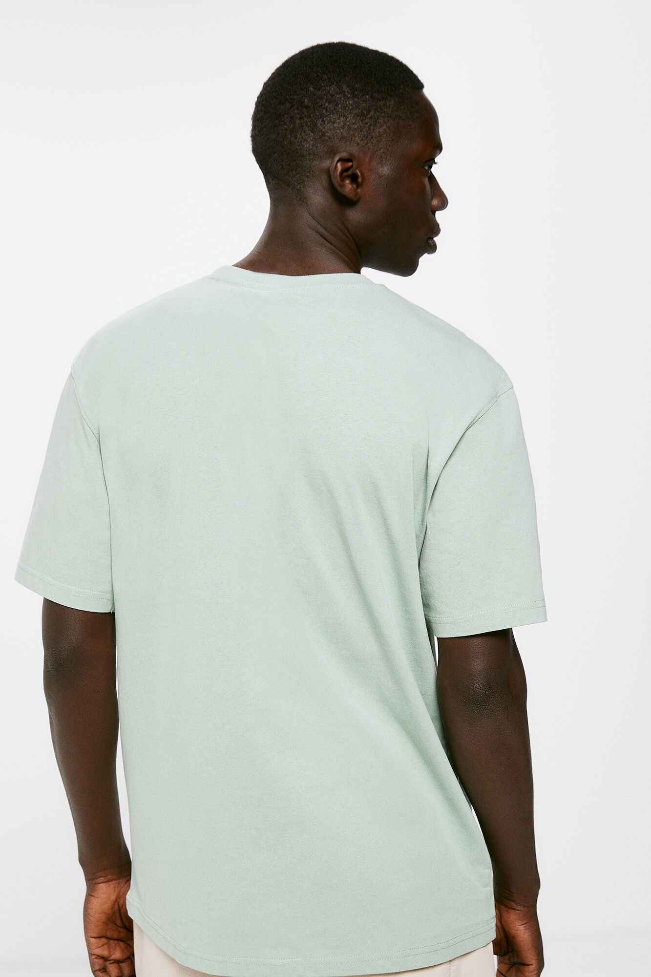 Camiseta verde com estampa de árvore
