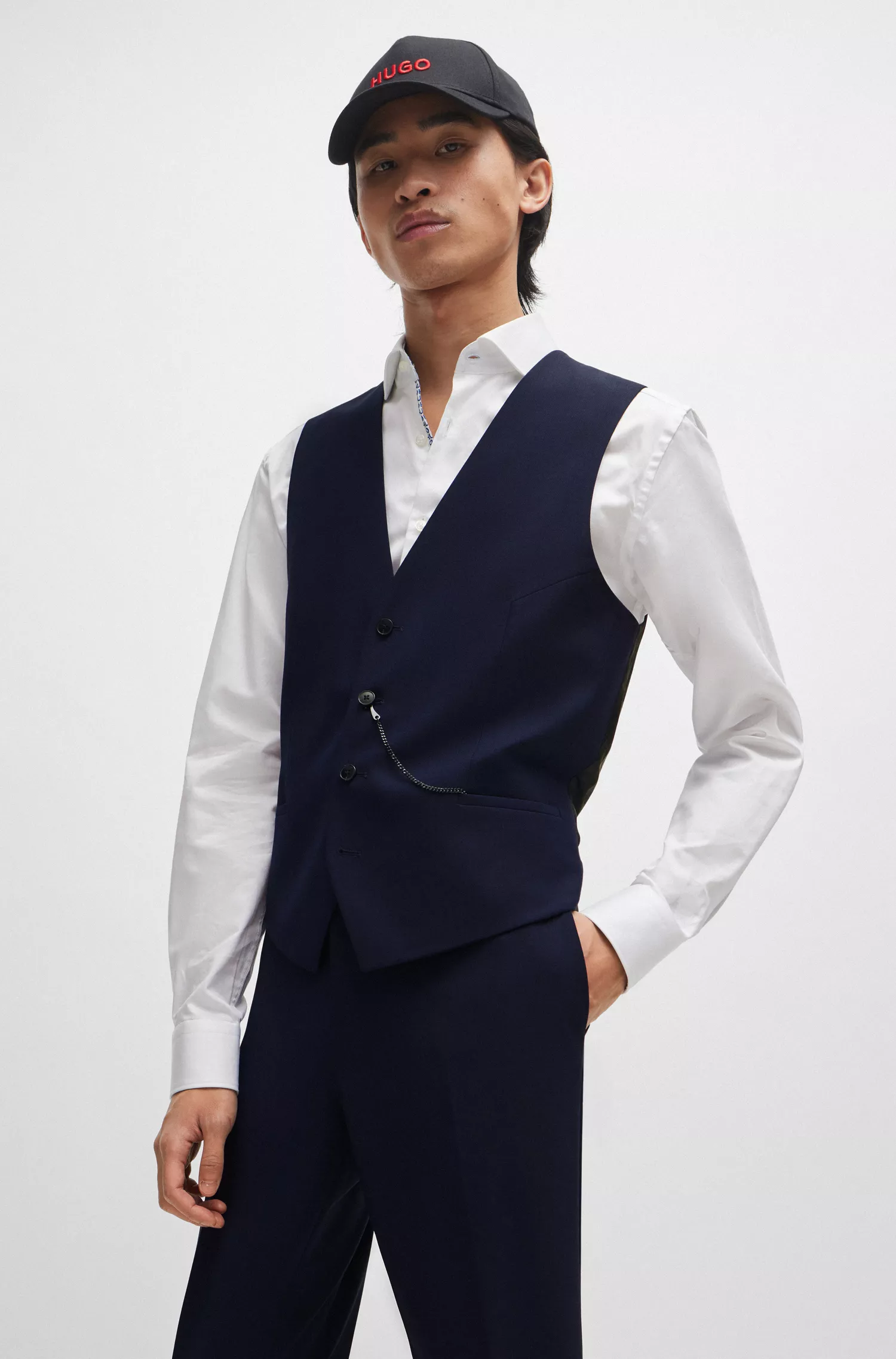 Terno HUGO vermelho de três peças, corte slim, em tecido elástico de alta performance.