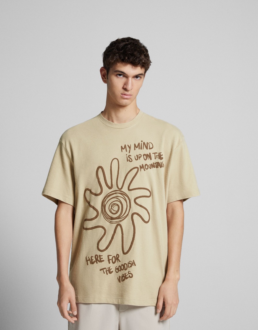 Camiseta de manga curta com estampa floral rústica e modelagem quadrada
