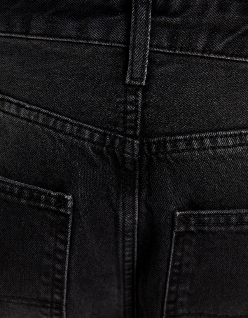 calça jeans estilo skater com efeito desbotado