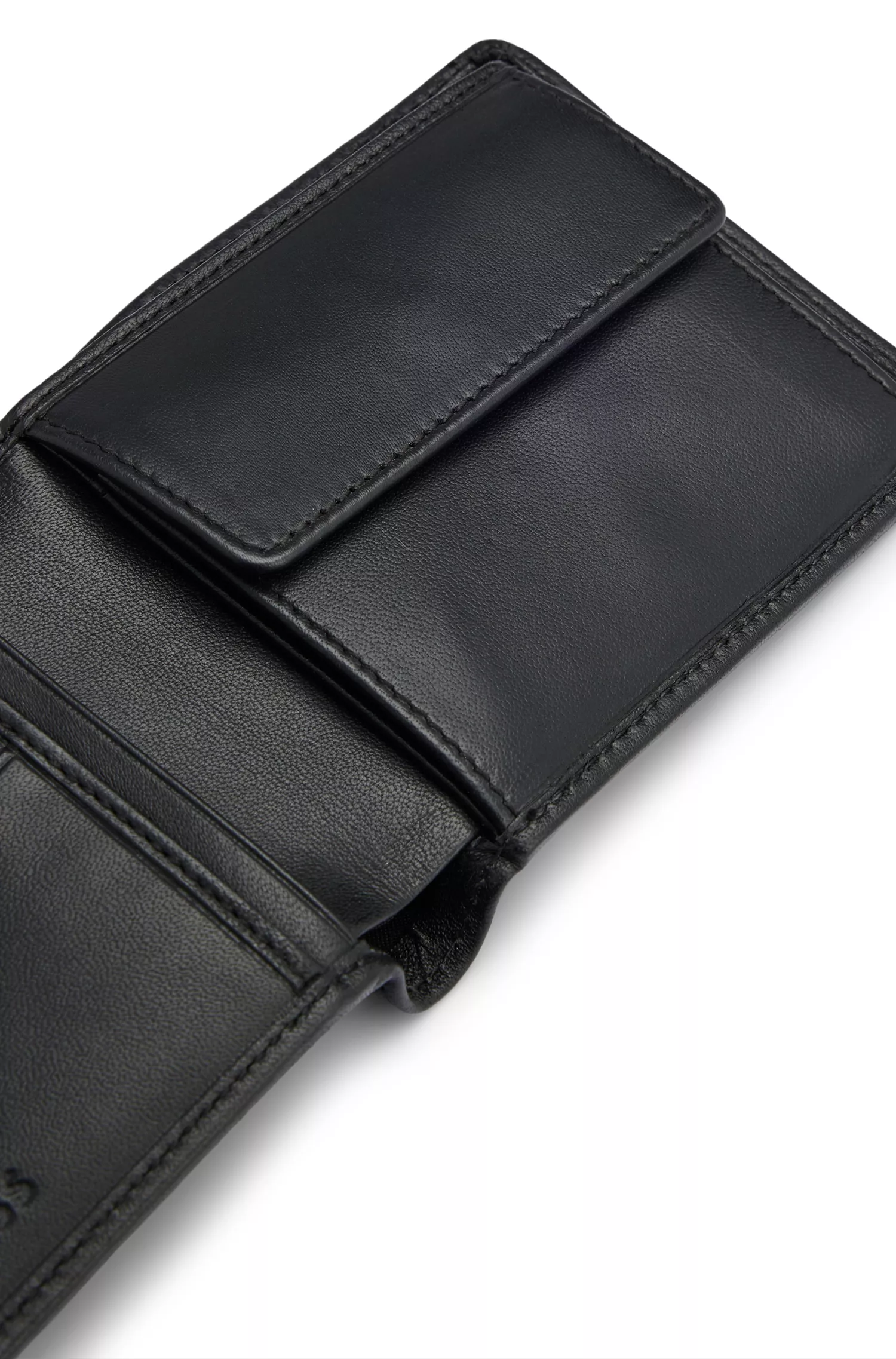 Carteira BOSS em couro preto com logo em relevo e compartimento para moedas.