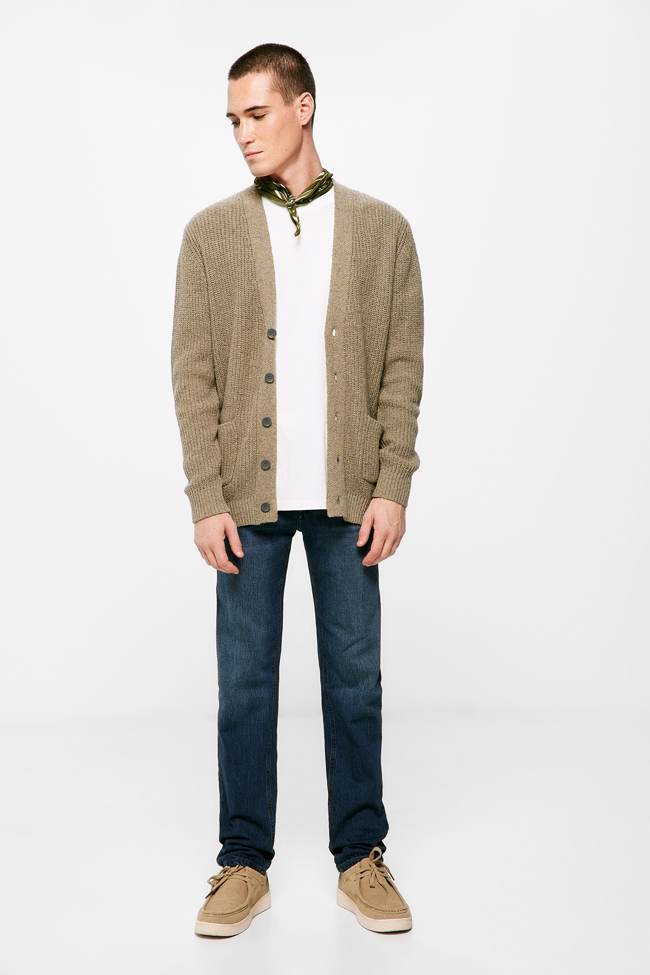 jeans comuns de lavagem escura e sujos
