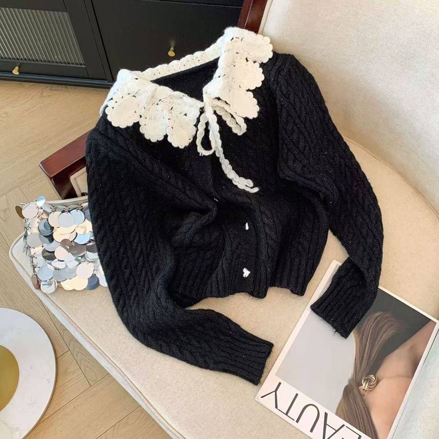 Dute - Kabelgebreide cardigan met effen kant en hartknoopjes