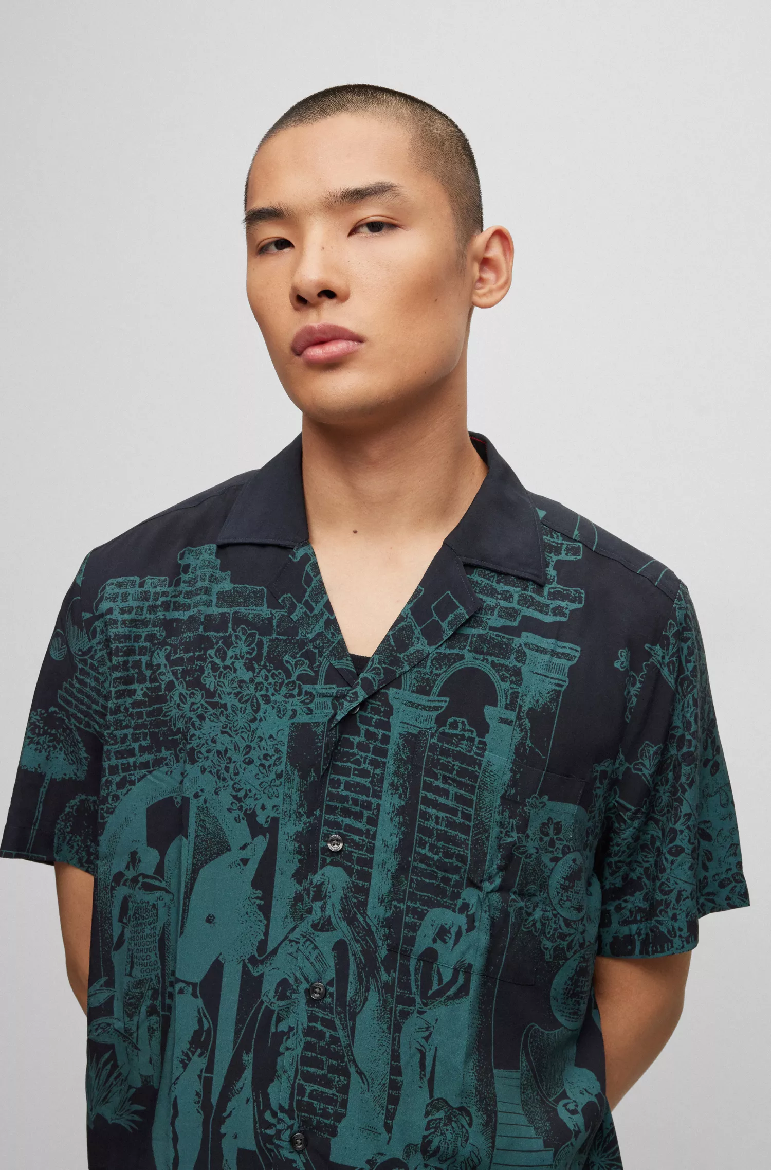 Camisa HUGO vermelha de corte relaxado com estampa sazonal por toda a peça.
