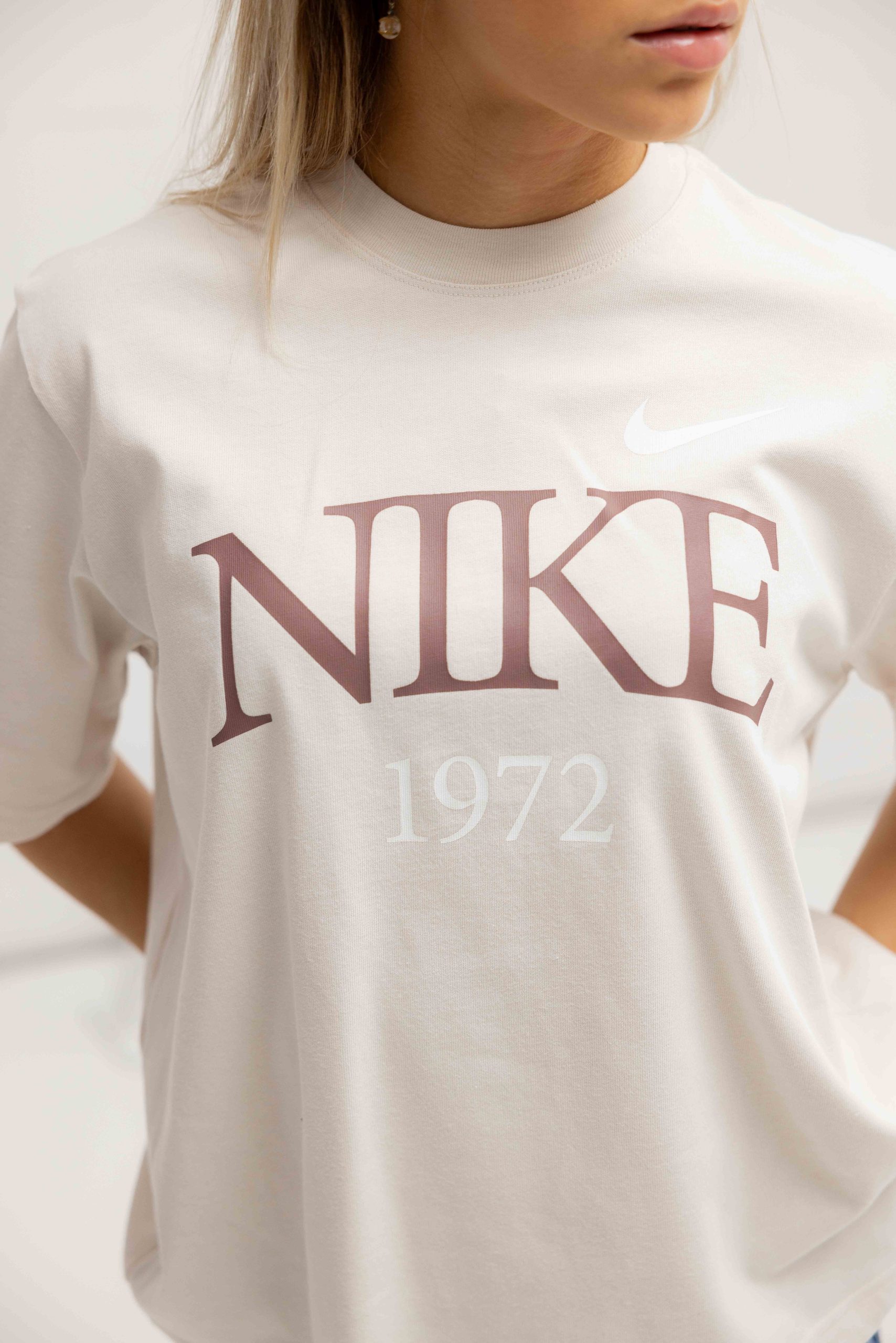 Nike Sportswear Classic T-Shirt Dames Beige