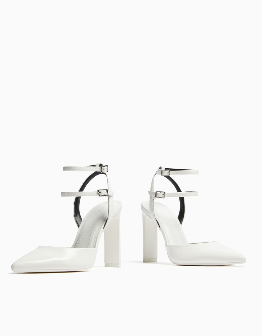 Sapatos de salto com tira no calcanhar