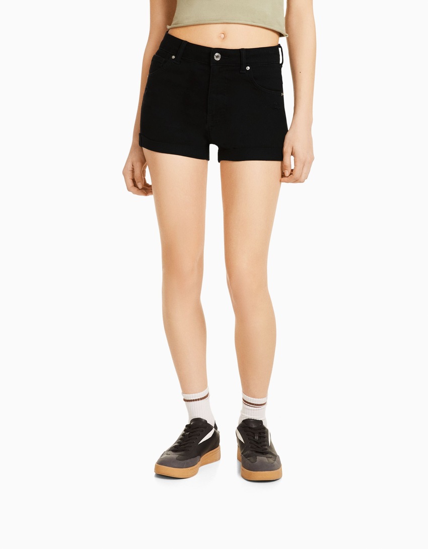 Shorts jeans com a barra dobrada