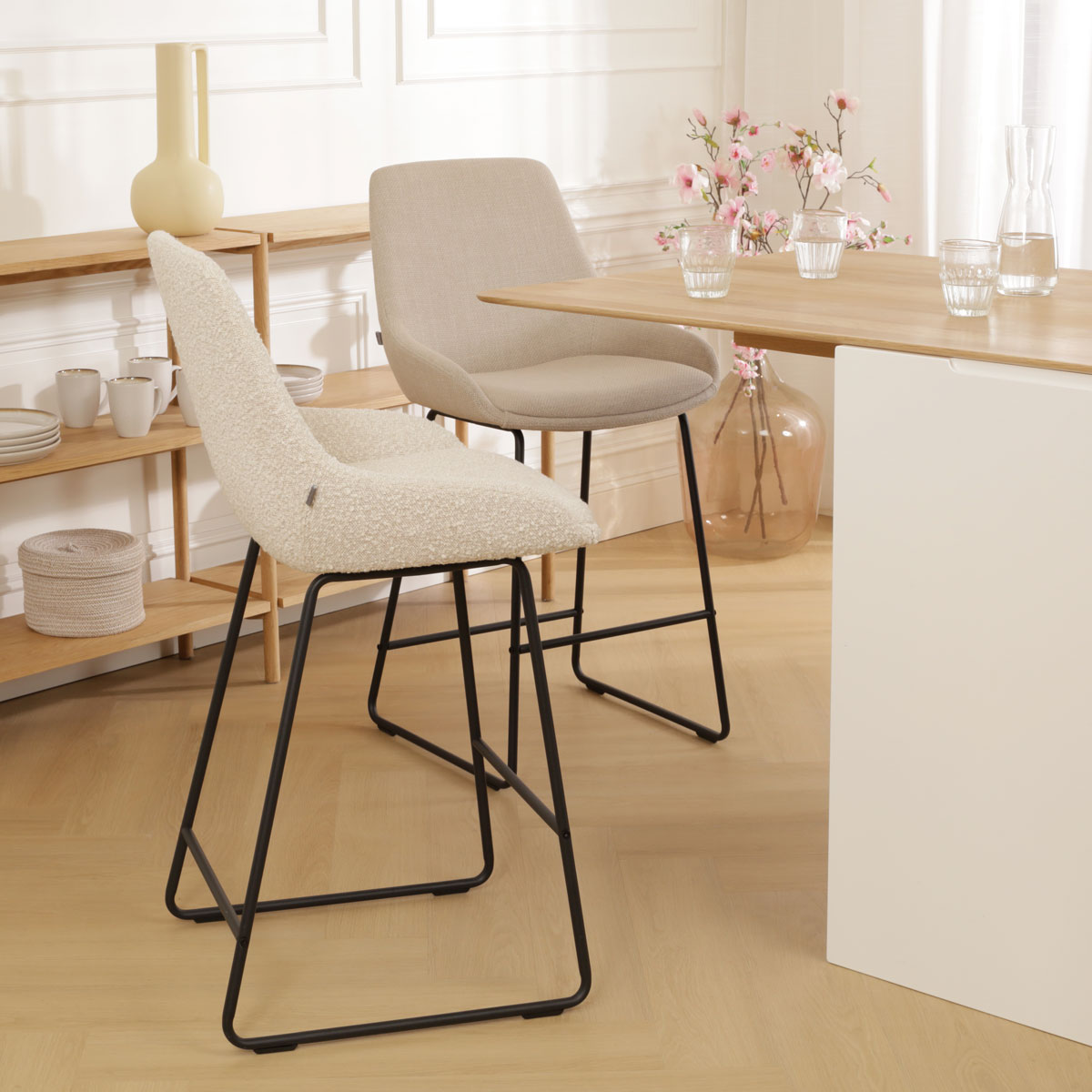Barkruk Nino-Isa bouclé beige - zwart onderstel - 65cm