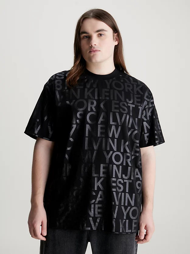 Camiseta com logo estampado por toda a peça