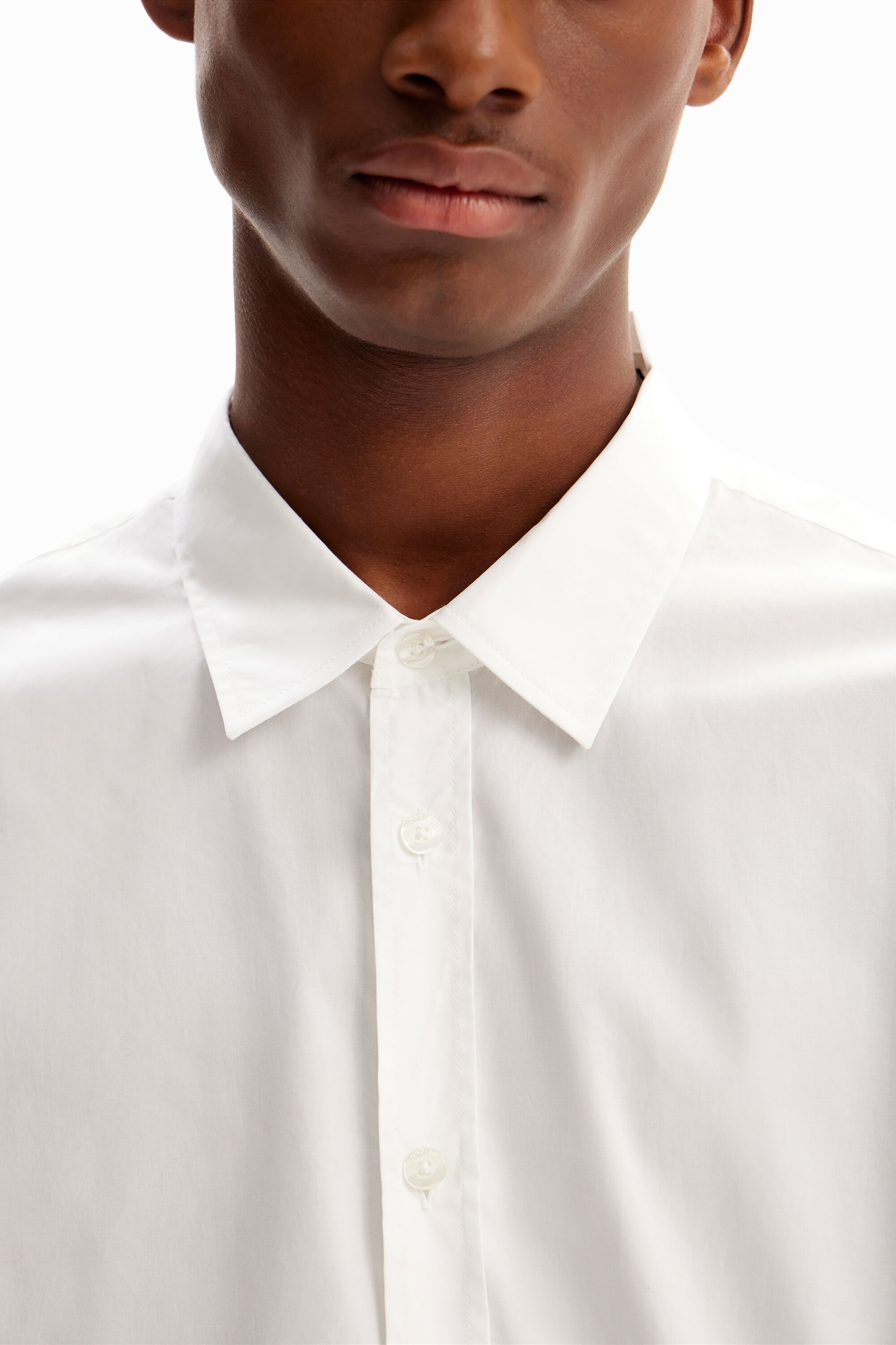 Camisa básica com detalhes contrastantes