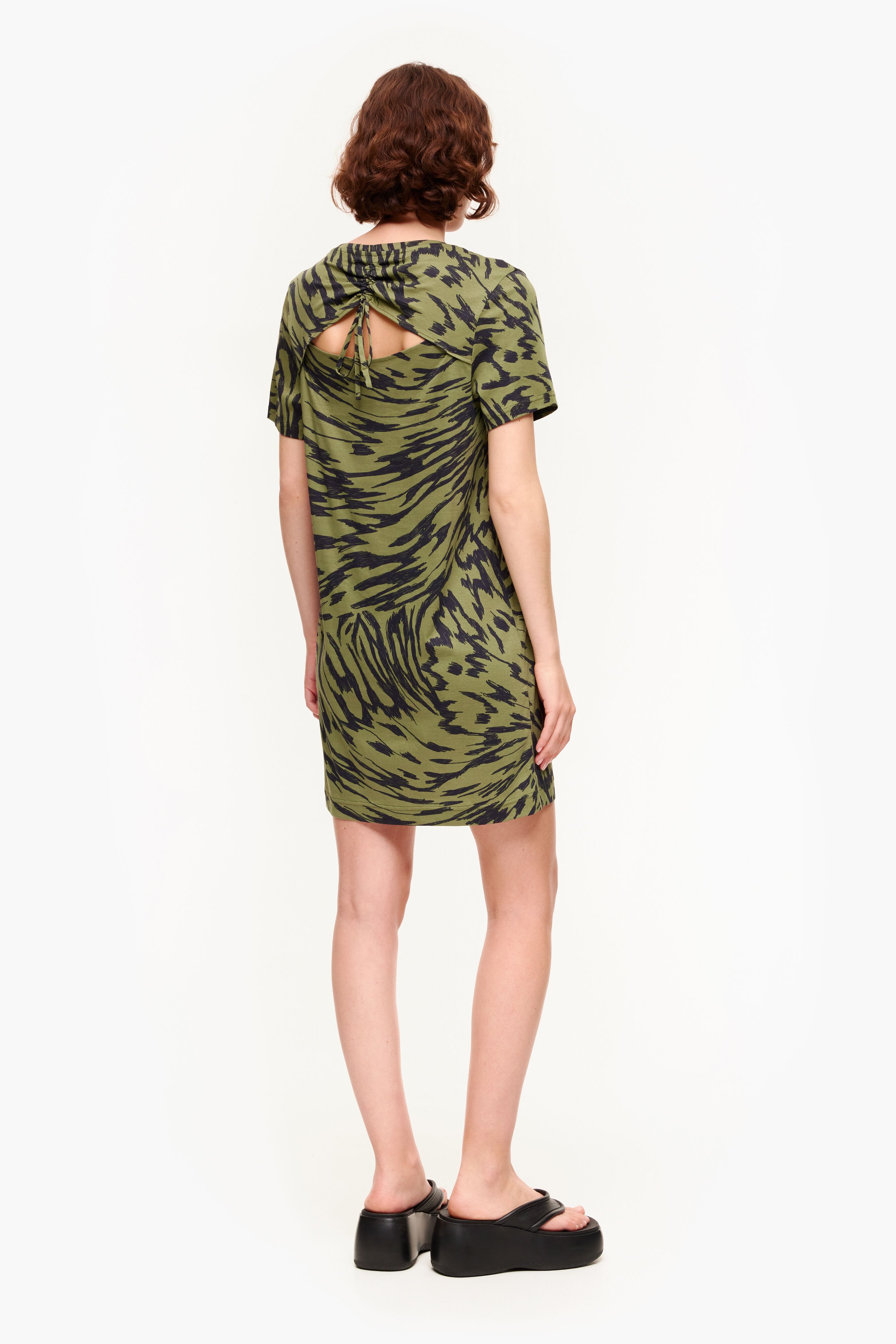 Vestido curto bicolor cáqui com estampa de asa de borboleta