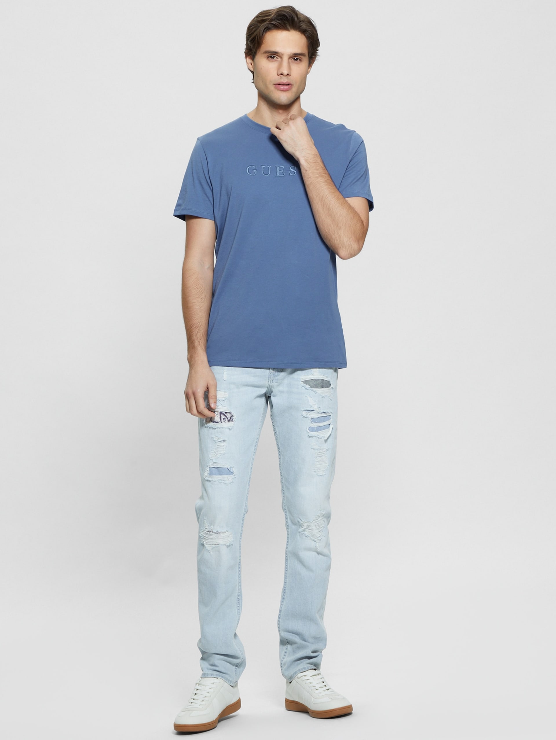 Camiseta com logotipo bordado