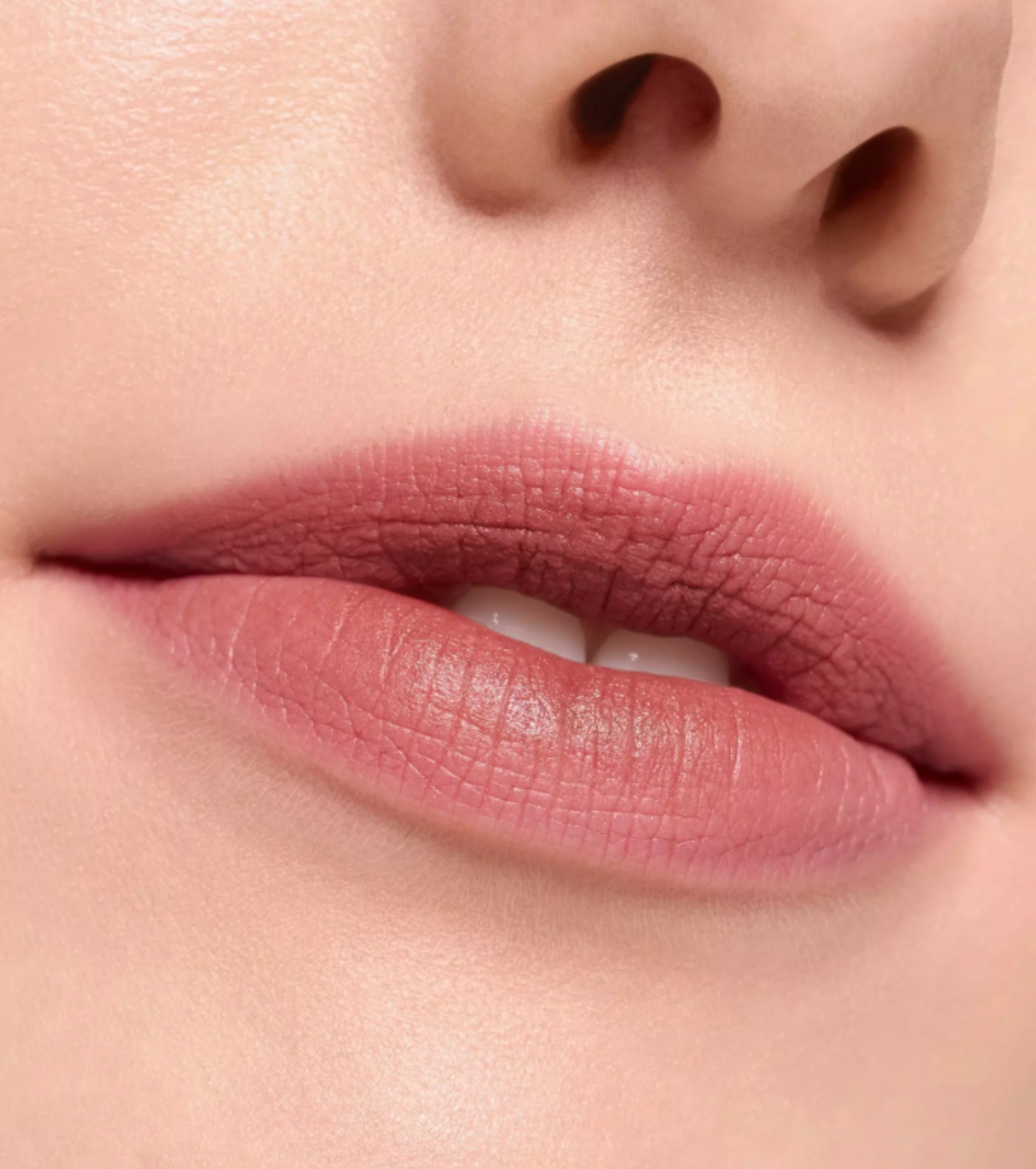 essence - Batom matte com acabamento esfumado BLUR soufflé - 01: Deep Scroll