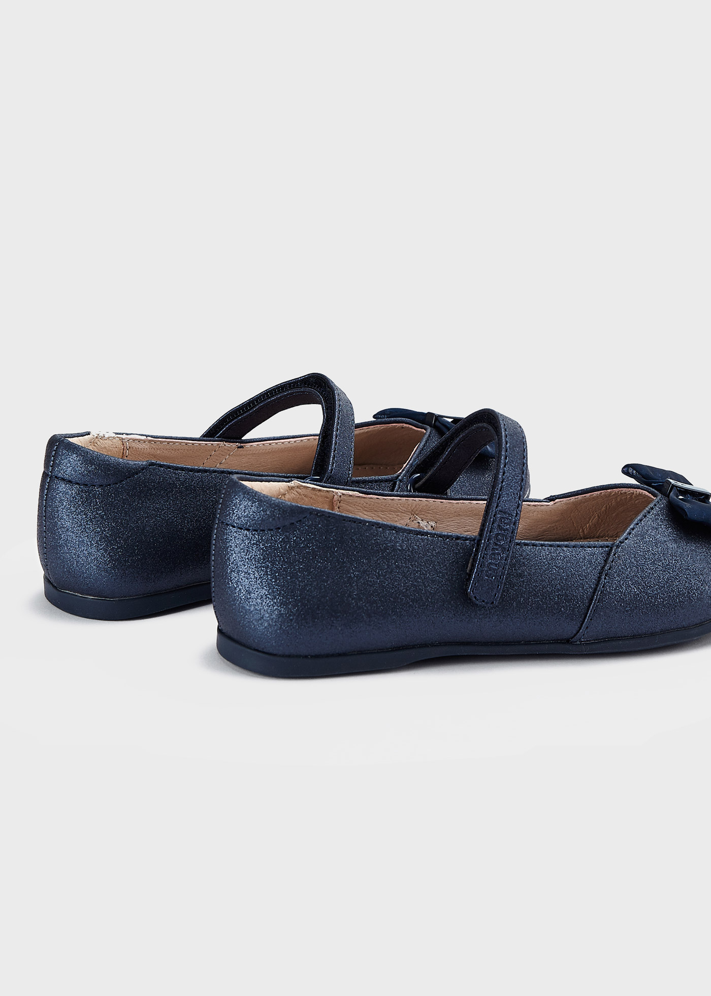 Sapato estilo Mary Jane com palmilha com laço, em couro sustentável, para meninas.