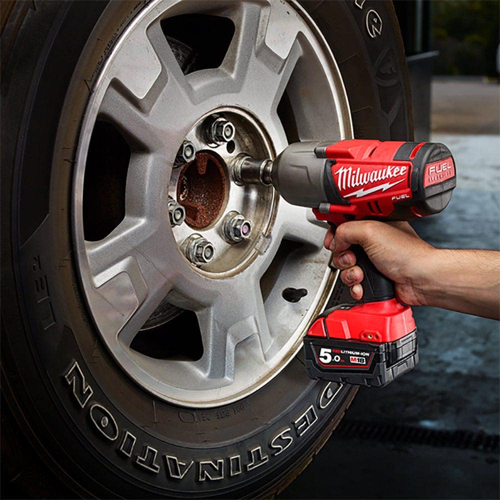 Kit de chave de impacto de alto torque MILWAUKEE FUEL™ 18V 2x5.0Ah 1/2