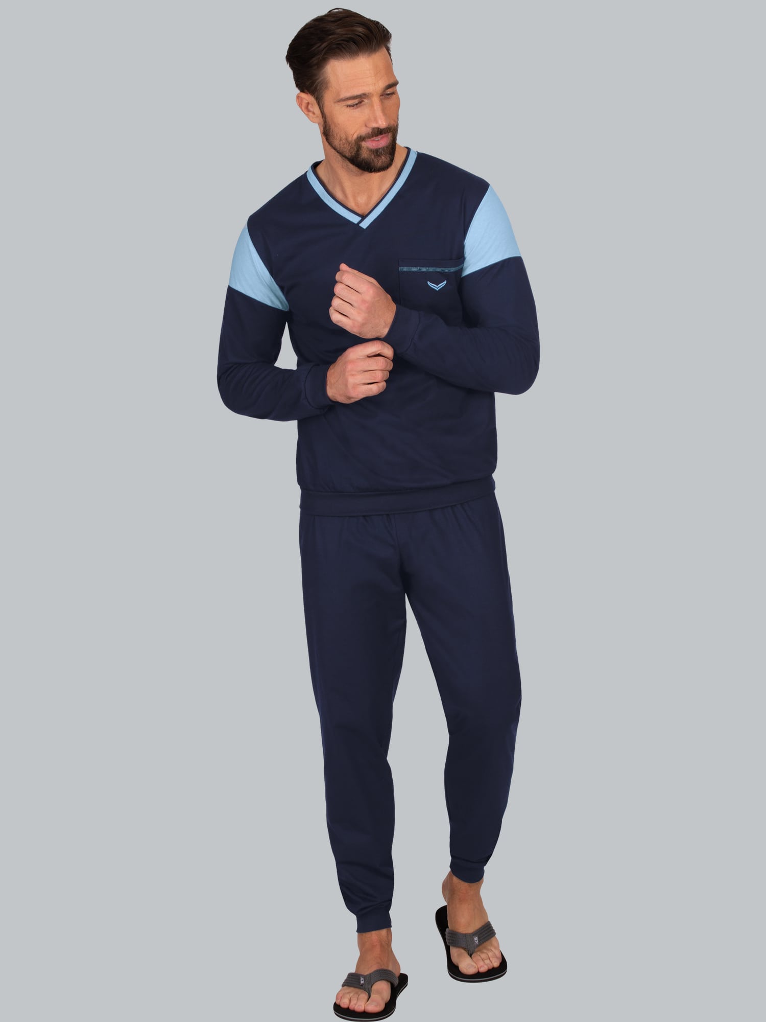 Schlafanzug in modischem Design Navy