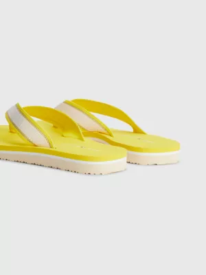Chinelo de dedo com tiras metálicas