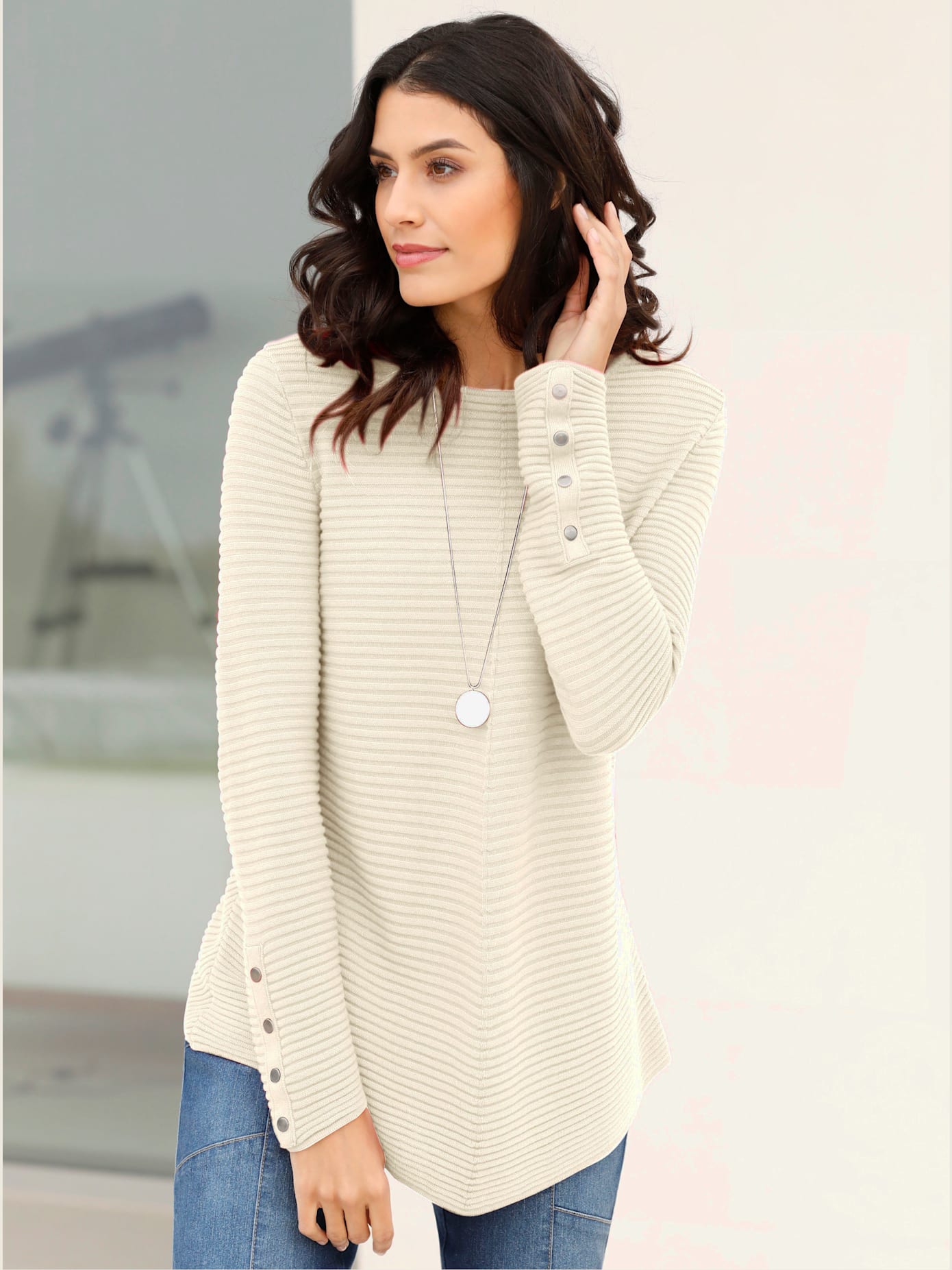 Pull long col rond avec boutons décoratifs dorés sur les manches