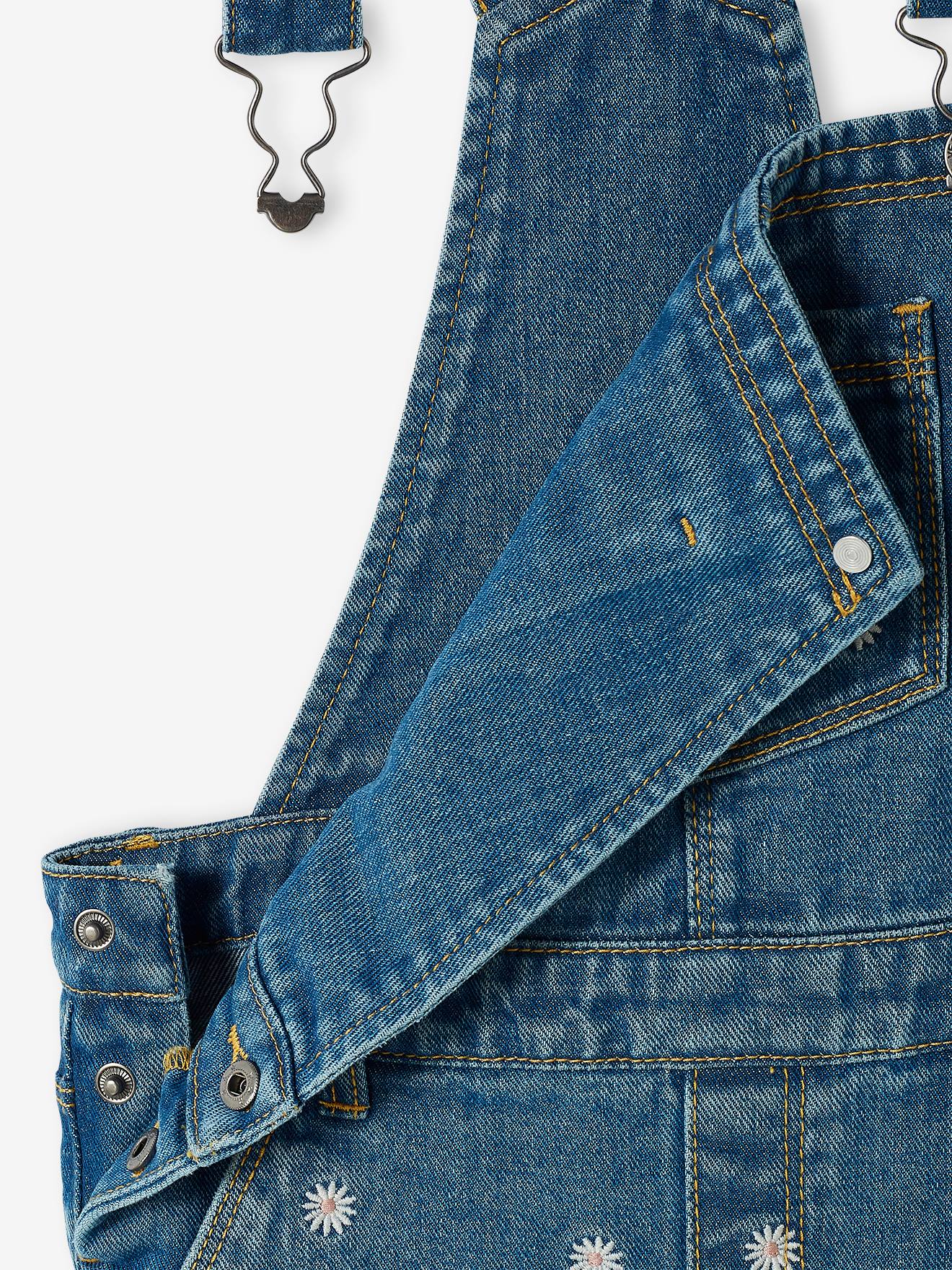 Jardineira jeans com bordado floral e pernas largas, lavagem azul escura, para meninas.
