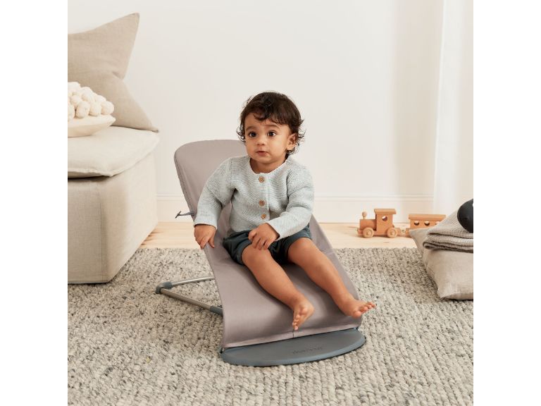 Babybjörn Babywippe Soft gewebt Classic Quilt Sandgrau Ergonomisch, sichere Wippe für Ihr Baby
