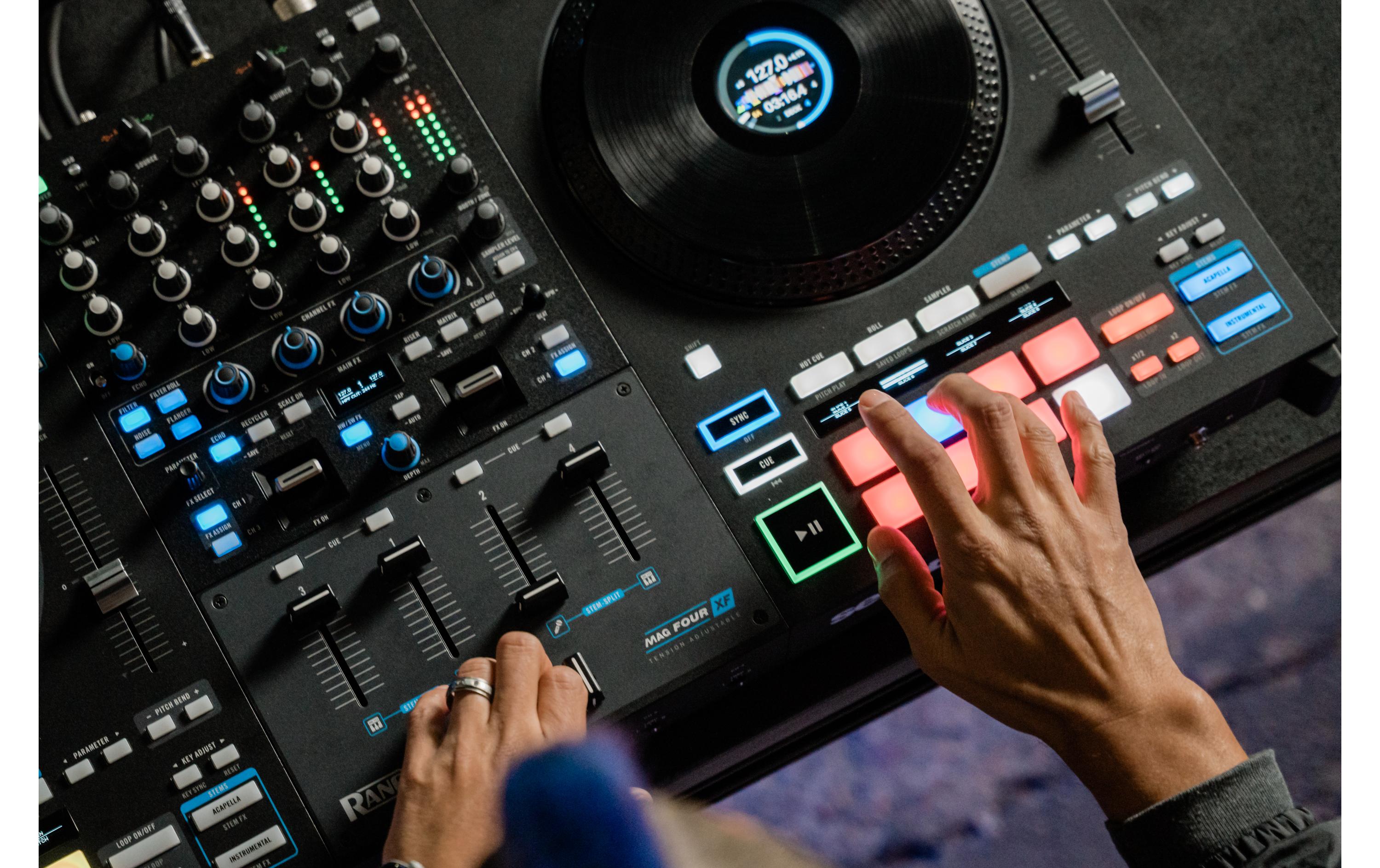 DJ-Controller Four<br>Fortschrittlicher 4-Kanal-Stems-DJ-Controller