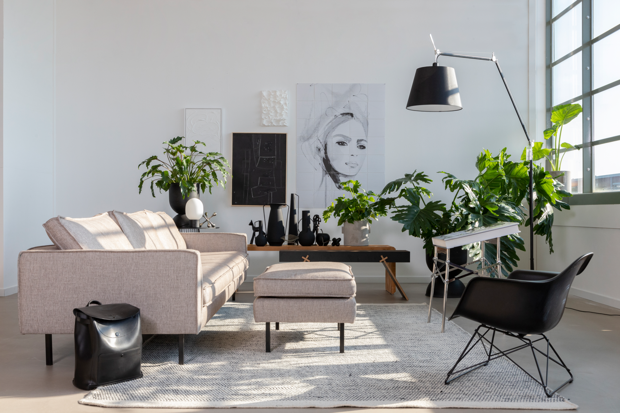 Loods 5 Design hoekbank Slimm Stof Outside rechts Combi rechts: 3 zits arm links + 2,5 zits met hocker Rechts | Stof: Solution Lightbrown 115 | Frame: Zwart