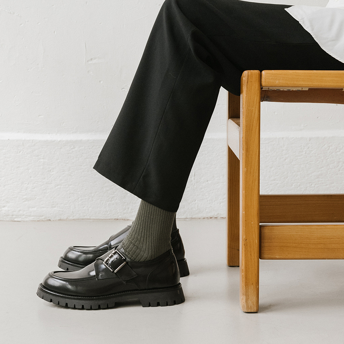 Derbies à talons plats, boucles et coutu...  en cuir glacé noir