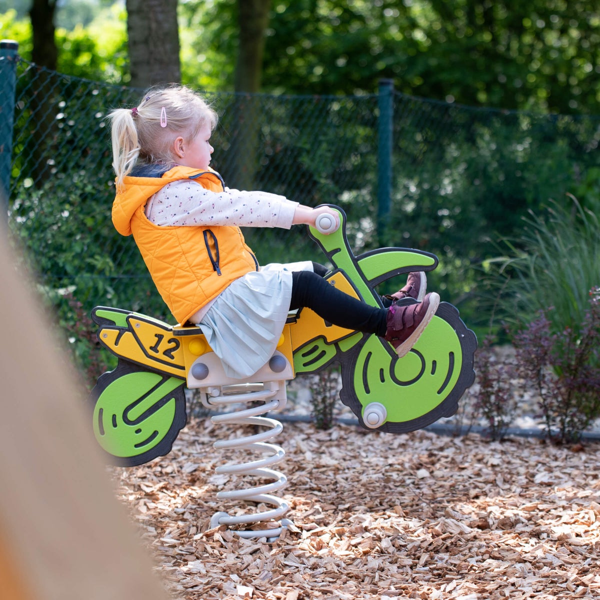 WICKEY Duo Spring Rocker PRO Crocodile Tailey – CONCRETE ANCHOR – openbare springwip volgens §1176 – voor openbare en particuliere ruimtes. Vandaalbestendig – groen/grijs