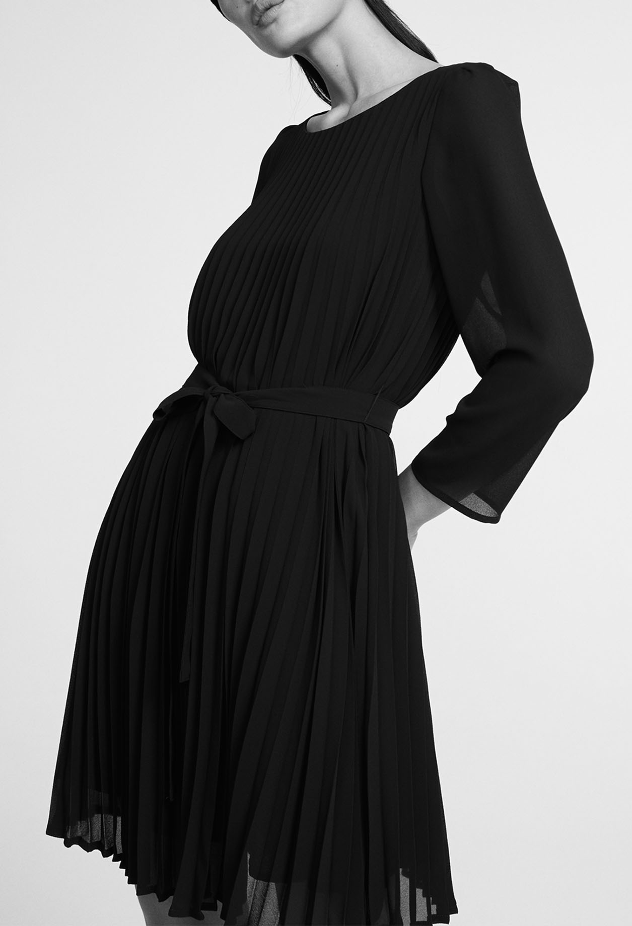 Robe courte evasee et plissee