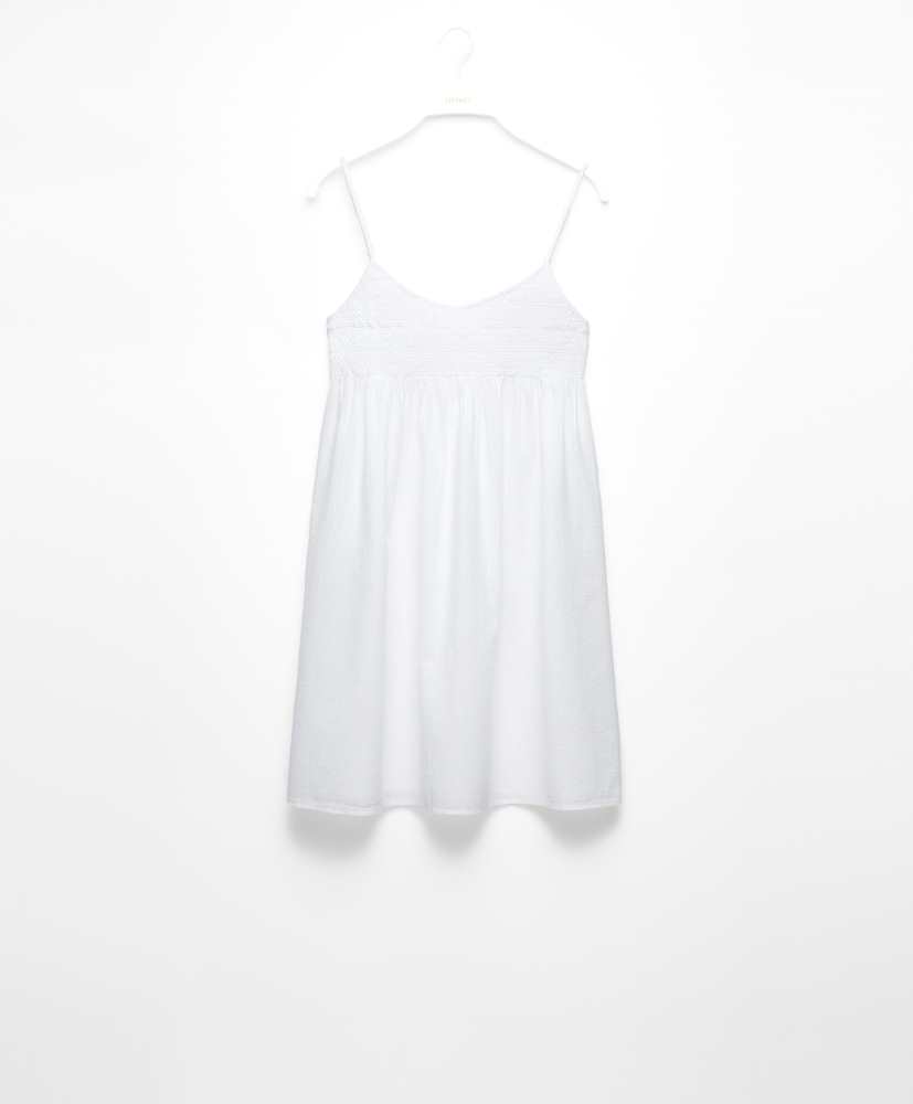 Camisola curta com pregas e alças.