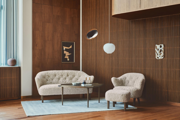 Audo Copenhagen Ingeborg voetenbank donker eiken Sheepskin Honey