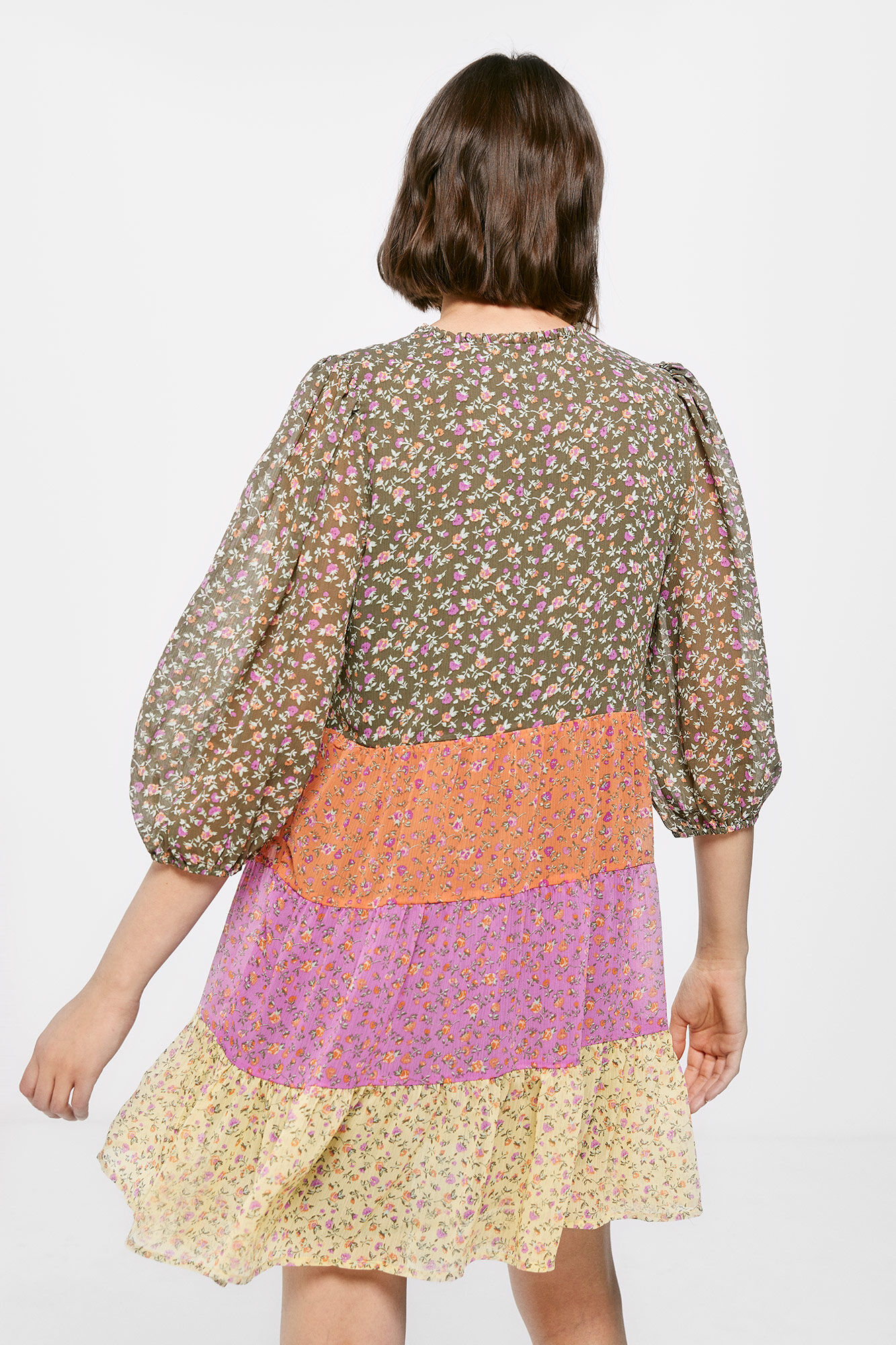 Vestido com painéis estampados