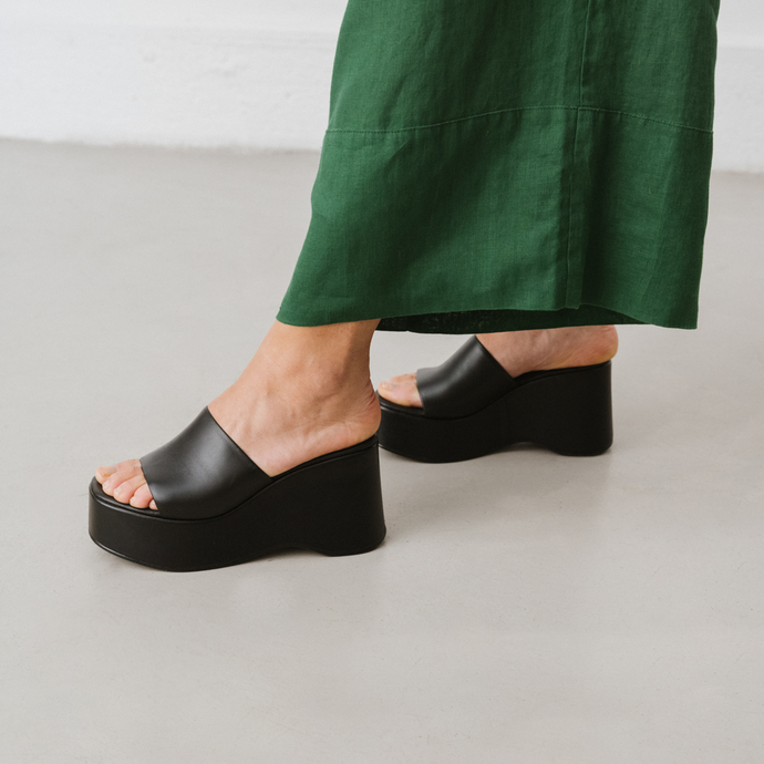 Mules ouvertes à plateformes  en cuir noir