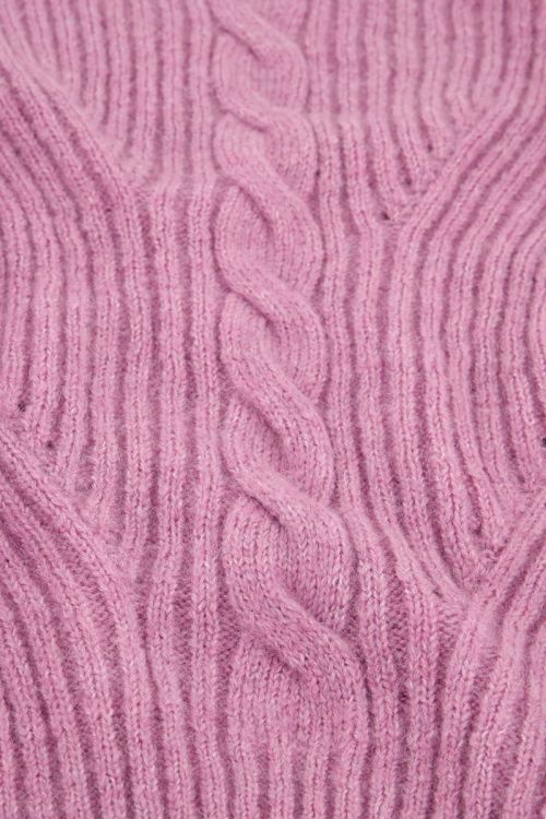 Roze trui met opgerolde mouwen