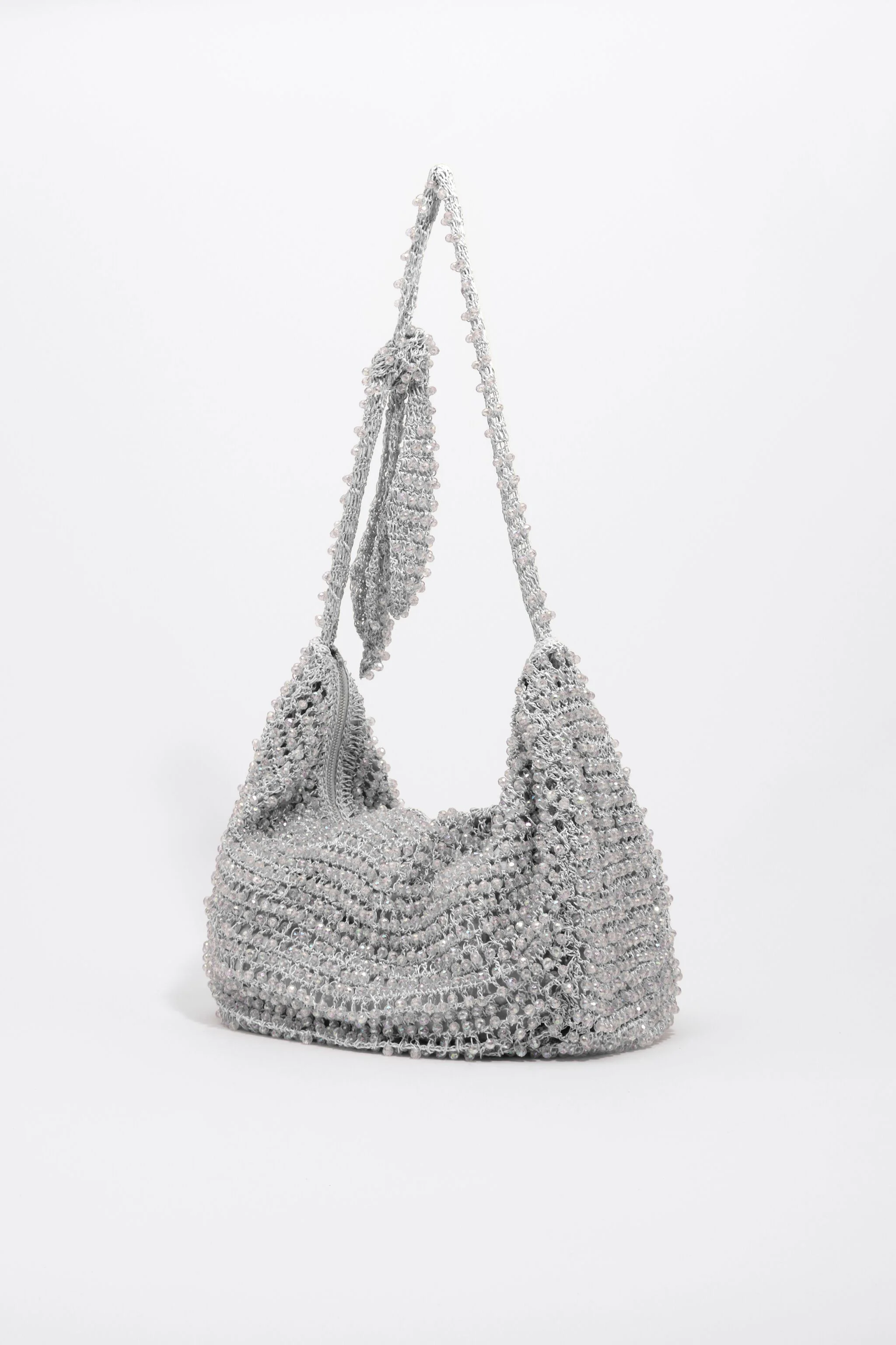 Bolsa média de crochê em tecido com miçangas prateadas