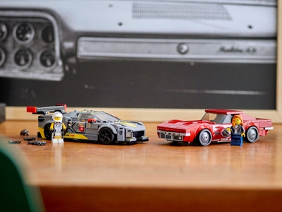 LEGO Chevrolet Corvette C8.R racewagen en 1968 Chevrolet Corvette (76903)