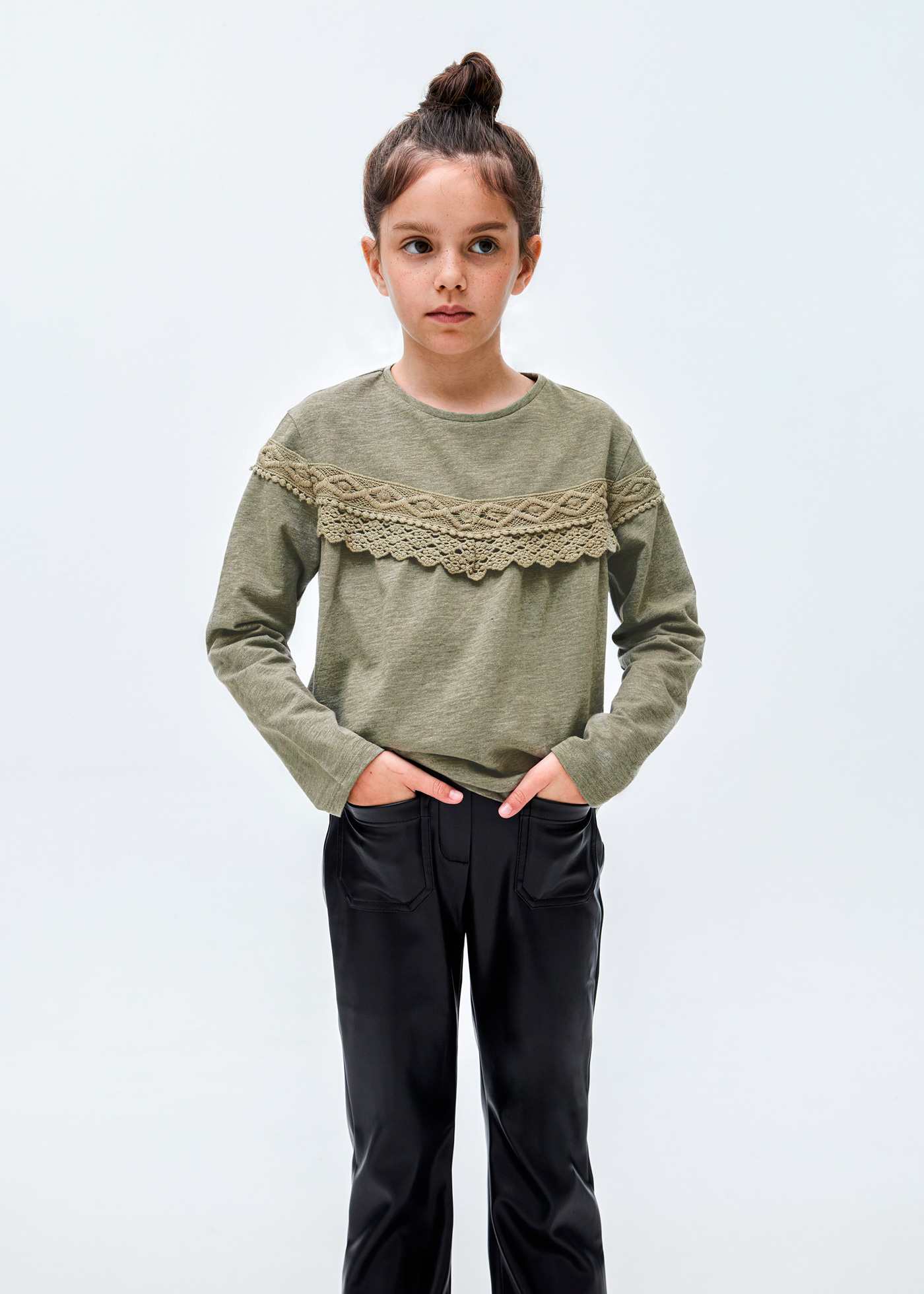 Camiseta infantil Better Cotton com fita bordada