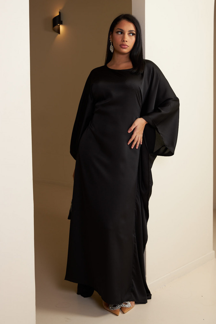 Robe noire en satin ajustée à la taille