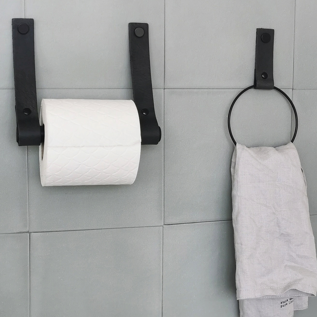 Leren toiletrolhouder (roldrager: zwart metaal) Taupe