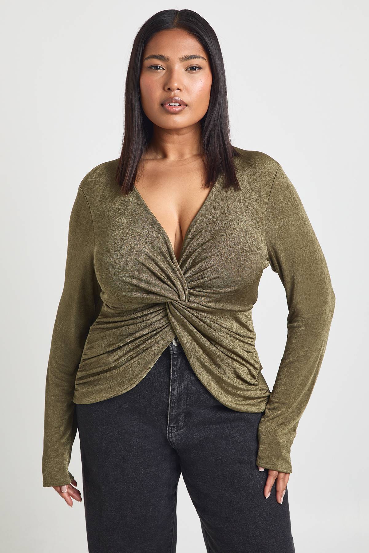 boohoo Haut Grande Taille À Manches Longues Avec Détail Noué