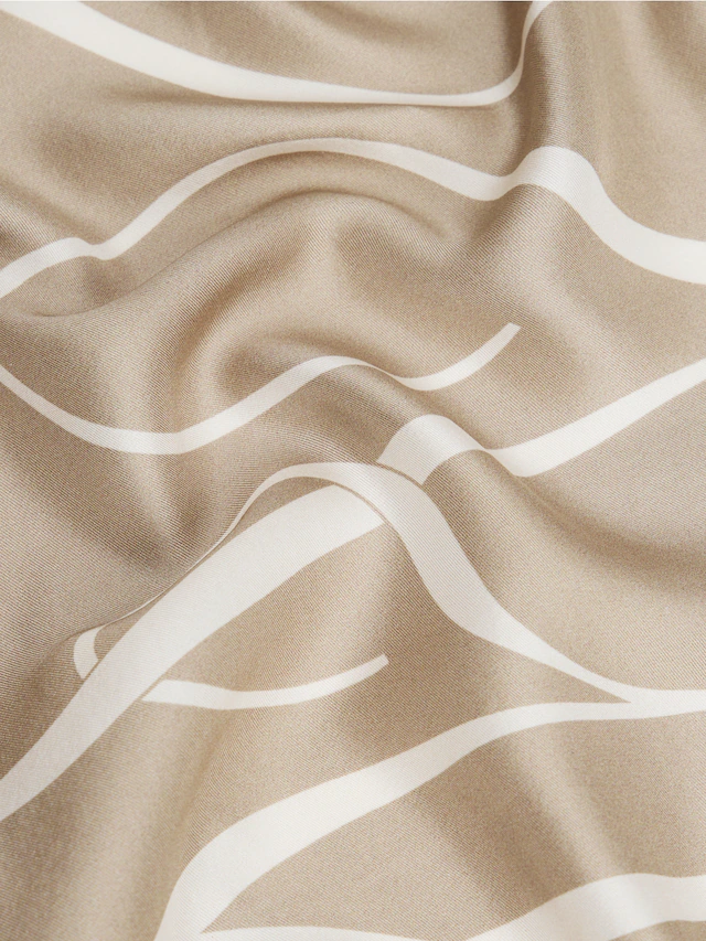 Tommy Hilfiger Halstuch »TH HERITAGE SCRIPT SILK SCARF«, quadratisch, aus reiner Seide mit Logo, Masse 50 xs0 cm