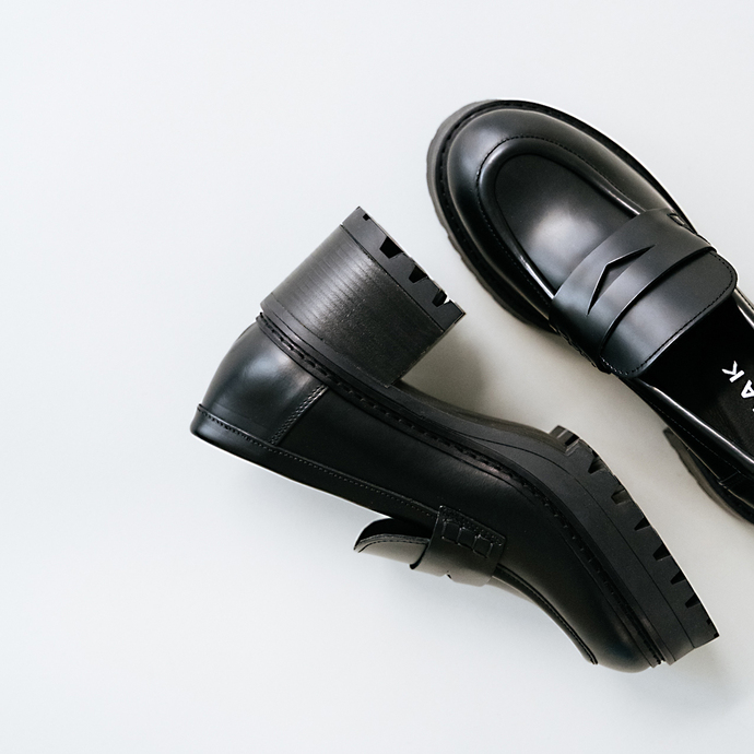 Mocassins à talons et semelles crantées  en cuir glacé noir