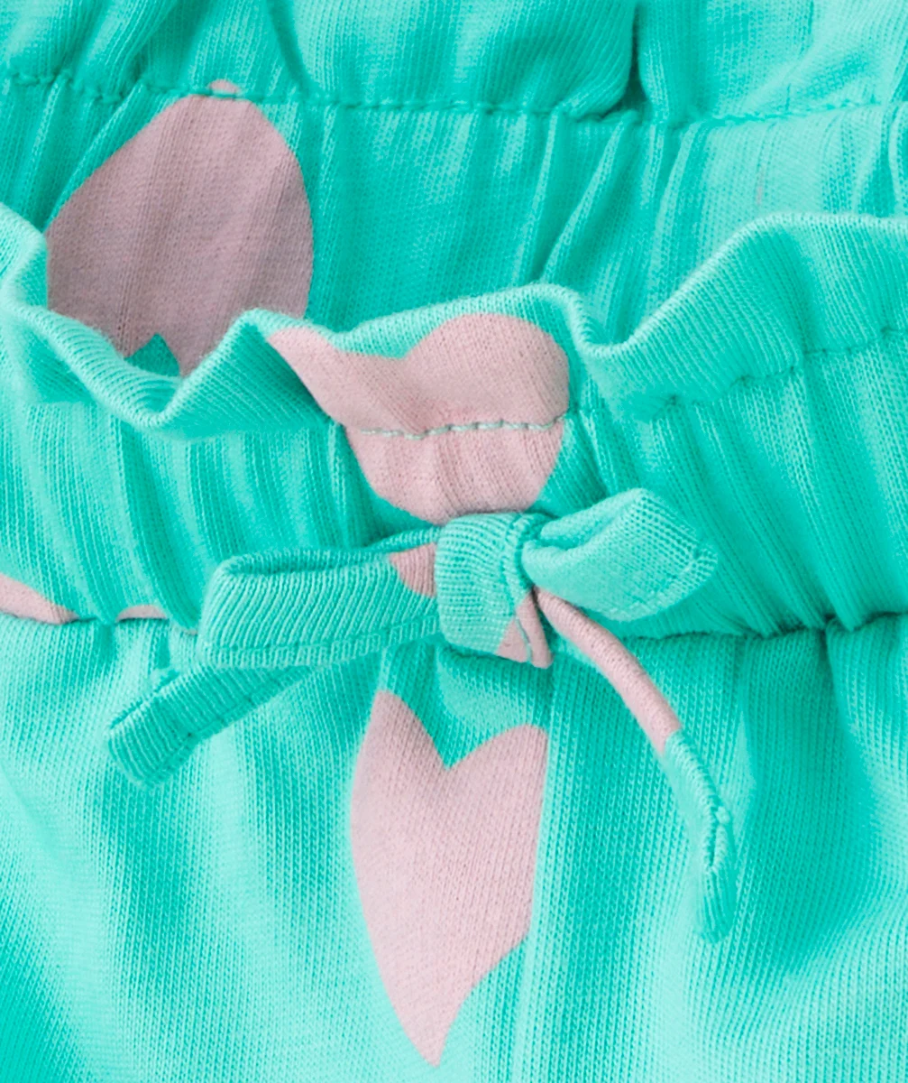 short bébé fille en coton biologique vert et imprimé avec coeurs roses